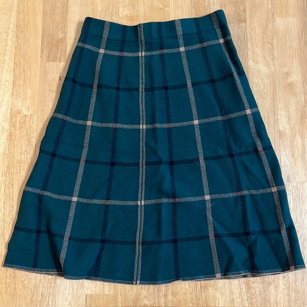 Green plaid Anne Taylor skirt with stretch waist. Petite size XS